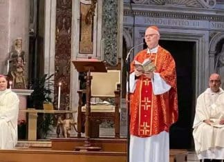 Após ser chamado de comunista, Arcebispo de SP se vê obrigado a explicar suas vestes vermelhas