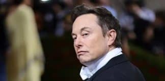 Perfume de Elon Musk esgota em apenas 8 dias e é vendido por R$ 23 mil no eBay