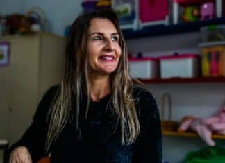 Mulher volta como professora a escola onde trabalhou como faxineira: ‘Educação mudou minha vida’