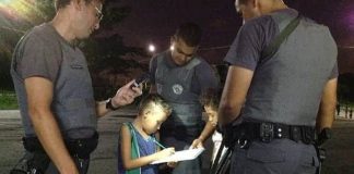 Garotinho aciona a Polícia Militar para ajudá-lo em tarefa da escola