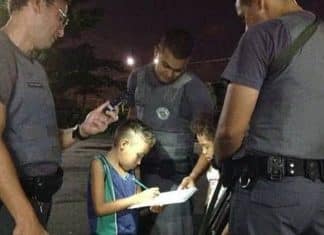 Garotinho aciona a Polícia Militar para ajudá-lo em tarefa da escola