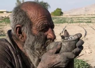 Homem “mais sujo do mundo” falece no Irã, aos 94 anos, depois de tomar banho