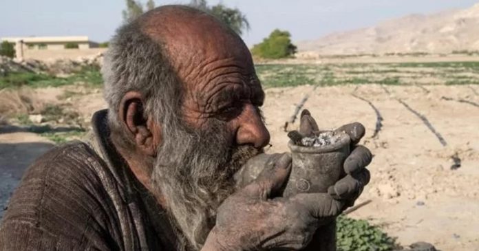 Homem “mais sujo do mundo” falece no Irã, aos 94 anos, depois de tomar banho