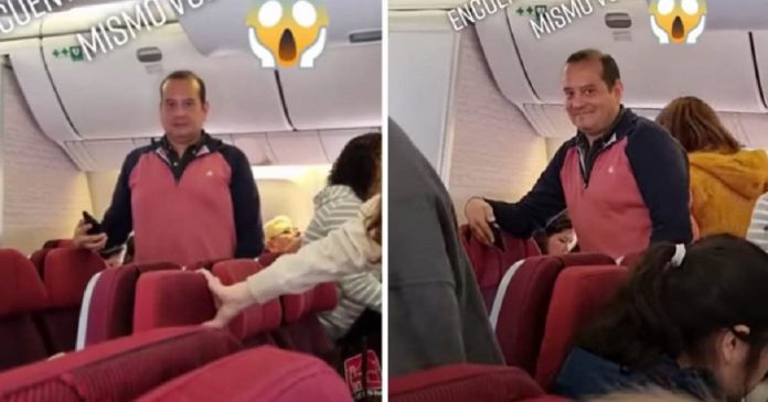 ​​Mulher falta ao emprego para viajar e encontra o chefe no mesmo voo