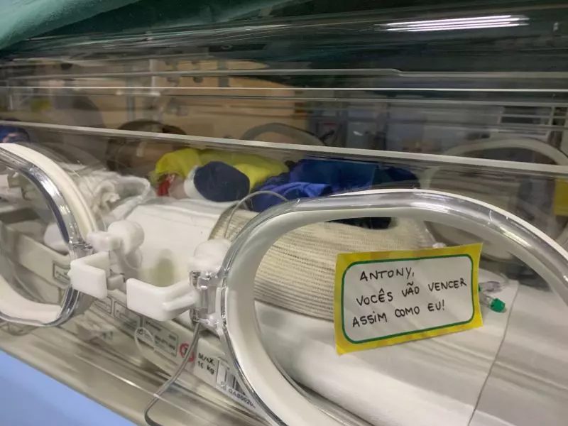 contioutra.com - Hospital veste bebês prematuros com 'amarelinha' e envia boas energias à seleção