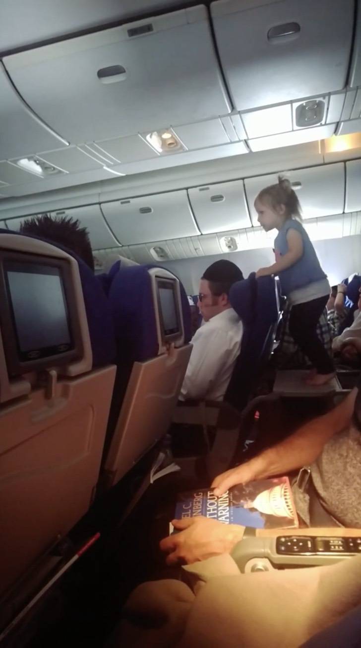 contioutra.com - Pais são criticados após filha gritar e pular sobre a bandeja em voo de 8 horas (vídeo)