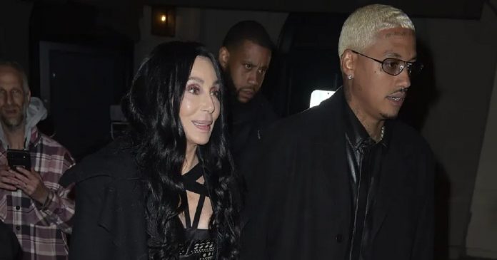 Cher confirma namoro com produtor musical 40 anos mais jovem: ‘O amor não sabe matemática’
