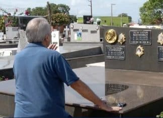 Idoso que perdeu a família há mais de 40 anos visita túmulos todos os dias