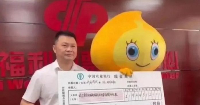 Ganhador se fantasia para receber prêmio de R$ 153 milhões da loteria sem ser reconhecido pela família
