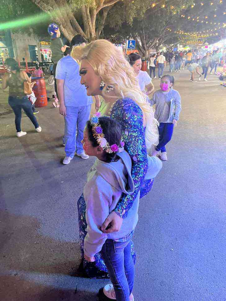 contioutra.com - Crianças tiram foto com drag queen achando que era Elsa: "Não há discriminação para elas"