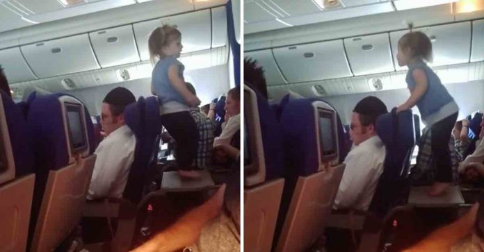 Pais são criticados após filha gritar e pular sobre a bandeja em voo de 8 horas (vídeo)
