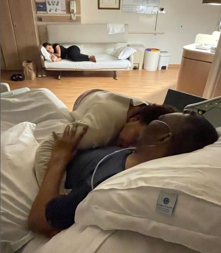 contioutra.com - Filha de Pelé emociona ao postar foto com o pai: "Seguimos aqui, na luta e na fé"