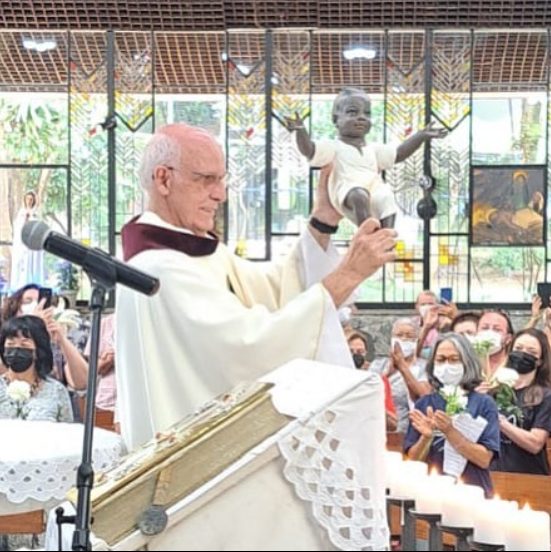 contioutra.com - Padre Júlio Lancellotti é criticado depois de postar foto com menino Jesus negro