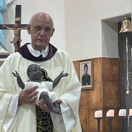 contioutra.com - Padre Júlio Lancellotti é criticado depois de postar foto com menino Jesus negro