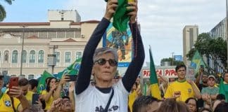 CASSIA KIS: em novo vídeo atriz, de joelhos no chão e terço na mão, grita contra o comunismo