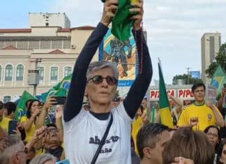 CASSIA KIS: em novo vídeo atriz, de joelhos no chão e terço na mão, grita contra o comunismo