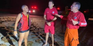 FINAL FELIZ: bombeiro que sumiu no mar nadou por 4 horas, mas consegiu voltar