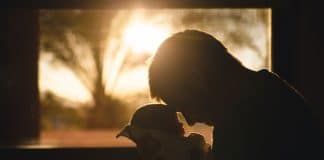 Pais não esquecem os filhos no carro por negligência e pode acontecer com qualquer um. Pais não esquecem os filhos no carro por negligência e pode acontecer com qualquer um.