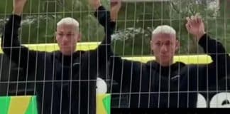 Mesmo abalado, Richarlison faz questão de se despedir dos torcedores