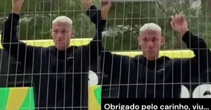 Mesmo abalado, Richarlison faz questão de se despedir dos torcedores