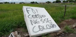 “Fui corno nesse colchão”: objeto abandonado chama atenção por recado inusitado “Fui corno nesse colchão”: objeto abandonado chama atenção por recado inusitado