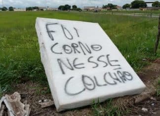 “Fui corno nesse colchão”: objeto abandonado chama atenção por recado inusitado