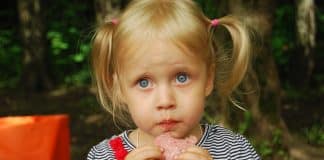 Mãe vegetariana ficou indignada depois que filha comeu uma torta de carne na festa de aniversário de um amigo Mãe vegetariana ficou indignada depois que filha comeu uma torta de carne na festa de aniversário de um amigo