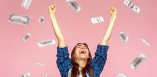 Mulher ganha R$ 1,7 milhão na loteria um ano após marido trocá-la pela melhor amiga dela