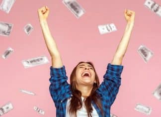 Mulher ganha R$ 1,7 milhão na loteria um ano após marido trocá-la pela melhor amiga dela