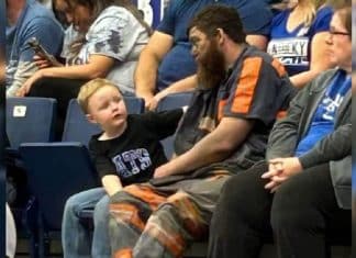 Mineiro de carvão levou filho para ver jogo de basquete vestindo uniforme de trabalho