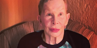 “Bem, se fortalecendo, se recuperando”, diz Roberto de Carvalho sobre Rita Lee