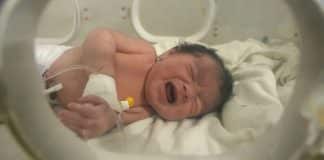 Bebê que nasceu sob os escombros do terremoto foi salva pelo tio