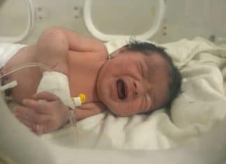 Bebê que nasceu sob os escombros do terremoto foi salva pelo tio