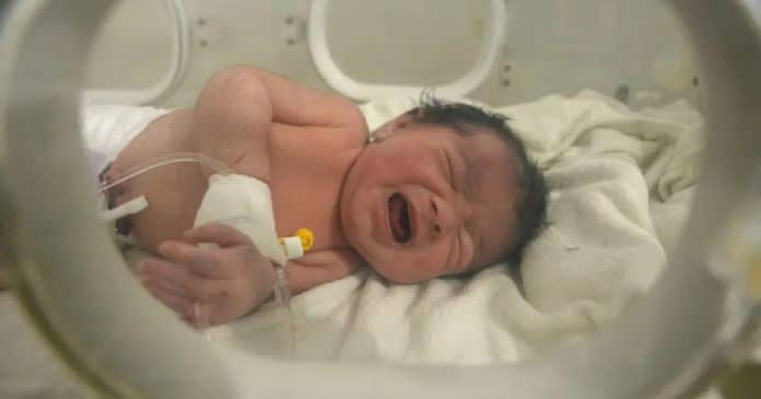 Bebê que nasceu sob os escombros do terremoto foi salva pelo tio
