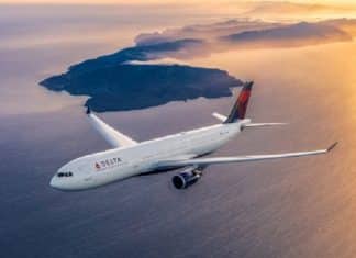 Mulher pede para “deitar em cima” de passageiro durante voo e tripulação não faz nada