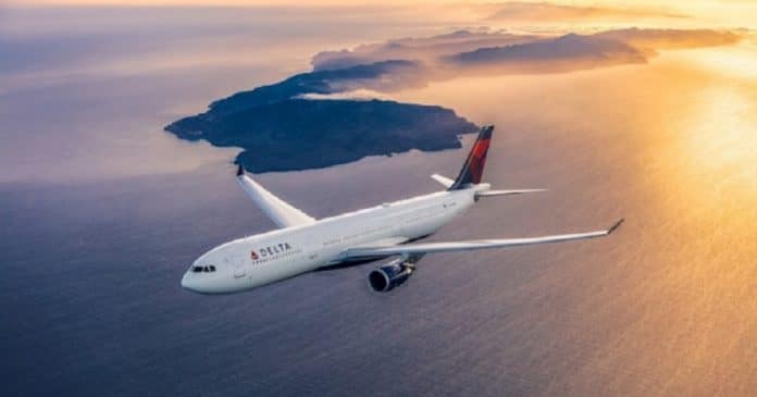 Mulher pede para “deitar em cima” de passageiro durante voo e tripulação não faz nada