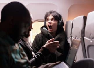 Após mulher roubar seu assento no avião, passageiro se vinga chutando a poltrona dela durante todo o voo