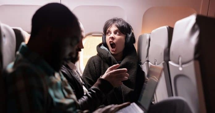 Após mulher roubar seu assento no avião, passageiro se vinga chutando a poltrona dela durante todo o voo