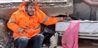 Pai segura mão de filha morta enquanto espera resgate após terremoto na Turquia