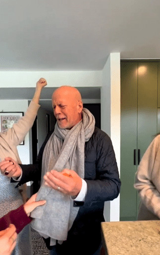contioutra.com - Demi Moore participa da festa de anivers&aacute;rio de Bruce Willis e emociona f&atilde;s: "Isso &eacute; amor"