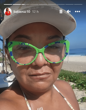 contioutra.com - Após polêmicas, Babi compartilha registros na praia ao lado de Arlindo Cruz: "Bora viver"