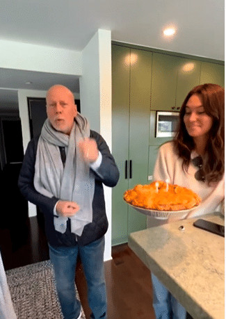 contioutra.com - Demi Moore participa da festa de anivers&aacute;rio de Bruce Willis e emociona f&atilde;s: "Isso &eacute; amor"