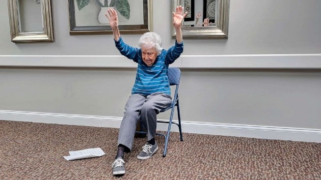 contioutra.com - Mulher de 102 anos dá aulas de ginástica em asilo e diz que só vai parar quando "ficar velha"