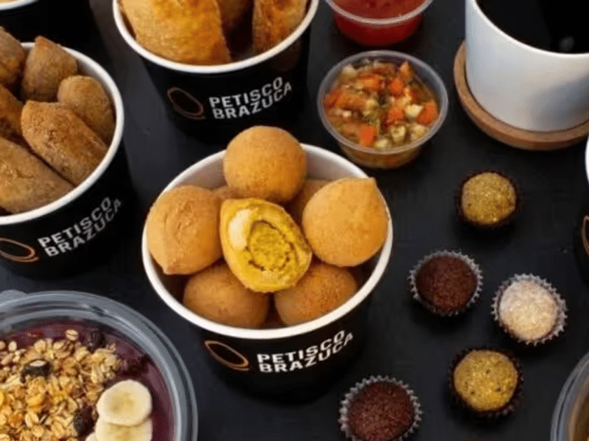 contioutra.com - Casal fatura fortura de R$ 10 milh&otilde;es vendendo coxinhas no exterior