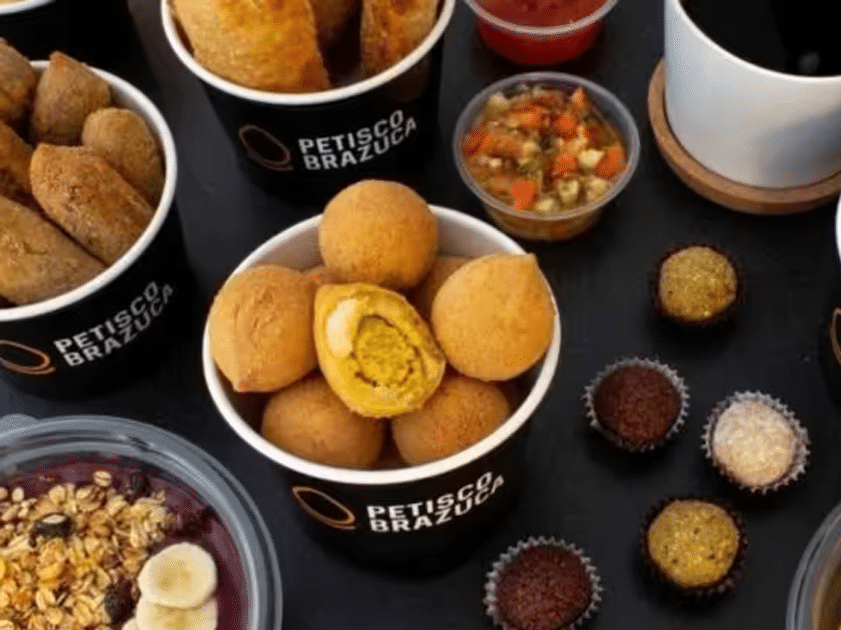 contioutra.com - Casal fatura fortura de R$ 10 milhões vendendo coxinhas no exterior