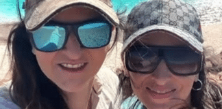 Brasileiras que estavam presas na Alemanha são libertadas e postam foto em bar Brasileiras que estavam presas na Alemanha são libertadas e postam foto em bar