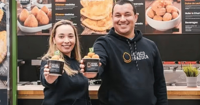 Casal fatura fortura de R$ 10 milhões vendendo coxinhas no exterior