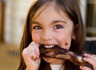 Mãe dá carne para amiga vegana da filha para ajudar na sua ‘saúde’: “Muito pálida”