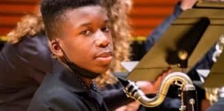 Adolescente é baleado após tocar a campainha errada por engano nos EUA