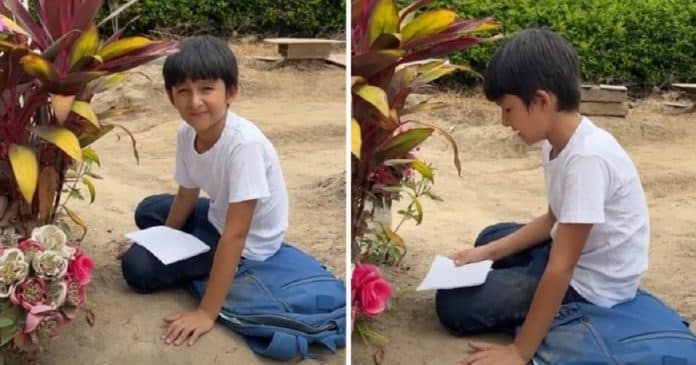 Menino faz tarefas escolares diante do túmulo da mãe e mostra suas notas: “Ela se orgulha de mim”
